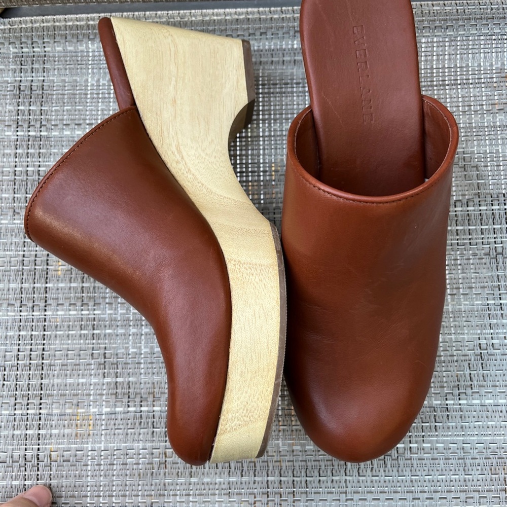 EVERLANE LADIES BROWN NATURAL PLATFORM CLOGS-EUC
